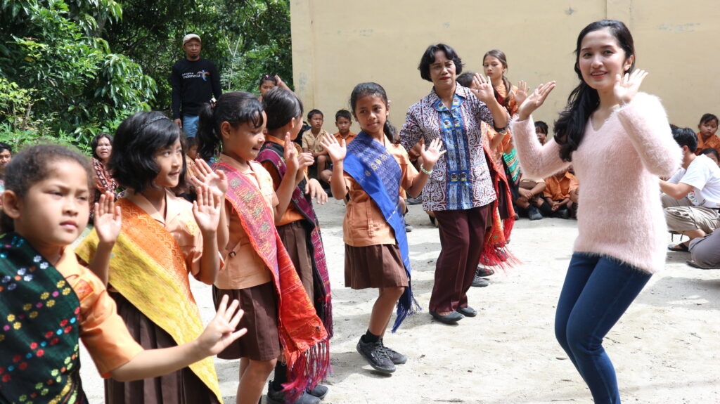 Mengajari anak-anak di Desa Sigapiton menari